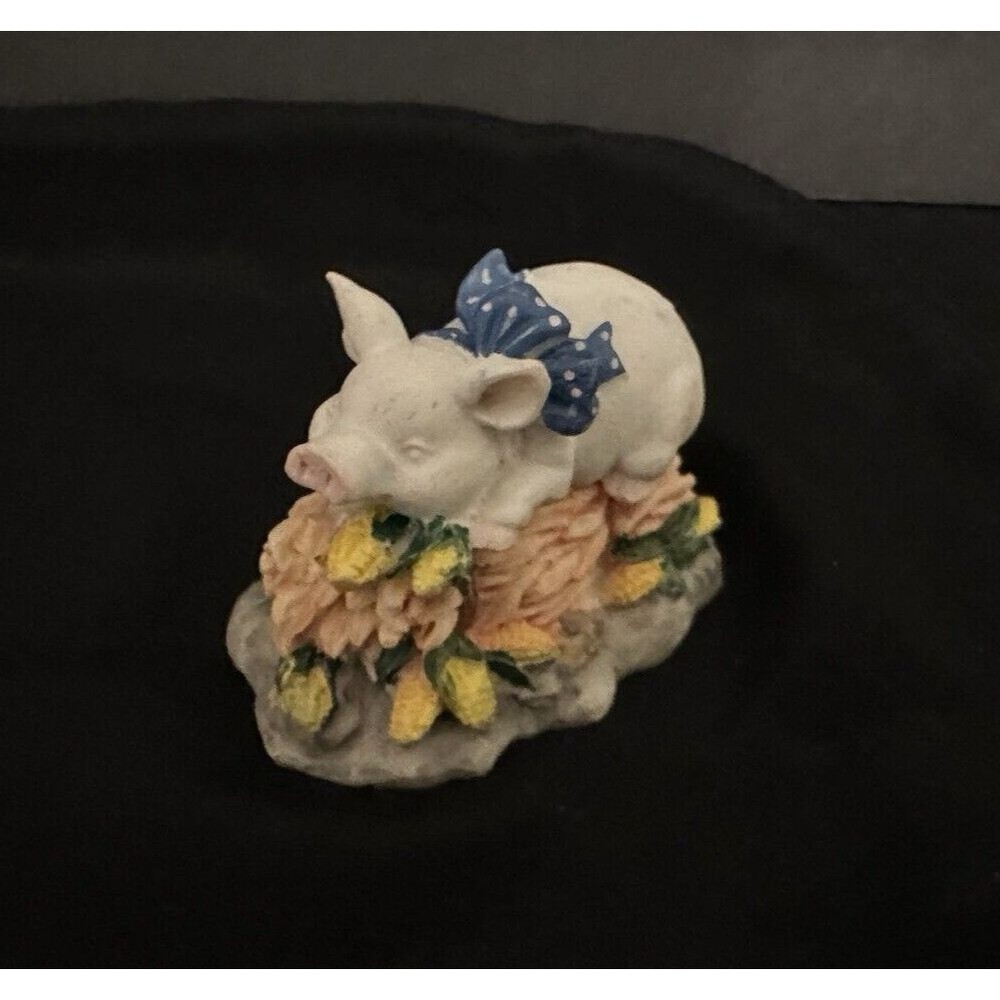 VNTG Lipco Resin Pig Figurine with Blue Bow & Corn – Collectible Farmhouse Decor